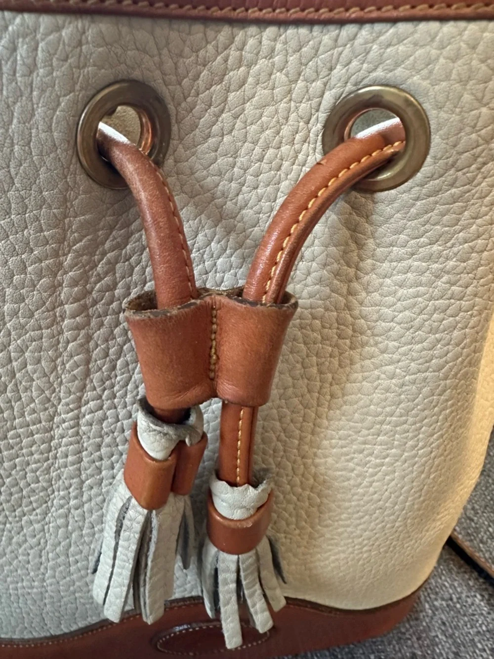 Vintage Dooney & Bourke Cream and Brown Pebble Leather Drawstring Bucket Bag - Picture 3 of 10